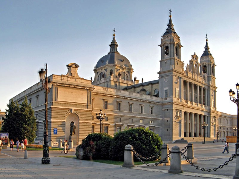 madrid. almudena katedrali-min